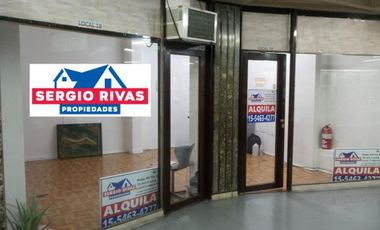 Local comercial de 55M2 &ampquotDIVISIBLE" en excelente ubicación en galería a metros de la entrada, planta Baja y depósito.