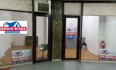 Local comercial de 55M2 &ampquotDIVISIBLE" en excelente ubicación en galería a metros de la entrada, planta Baja y depósito.