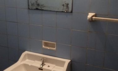 Local comercial de 55M2 &ampquotDIVISIBLE" en excelente ubicación en galería a metros de la entrada, planta Baja y depósito.