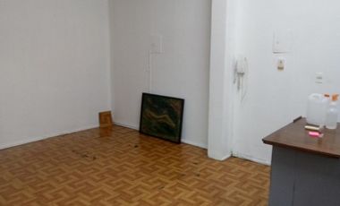 Local comercial de 55M2 &ampquotDIVISIBLE" en excelente ubicación en galería a metros de la entrada, planta Baja y depósito.