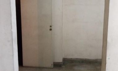 Local comercial de 55M2 &ampquotDIVISIBLE" en excelente ubicación en galería a metros de la entrada, planta Baja y depósito.