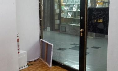 Local comercial de 55M2 &ampquotDIVISIBLE" en excelente ubicación en galería a metros de la entrada, planta Baja y depósito.