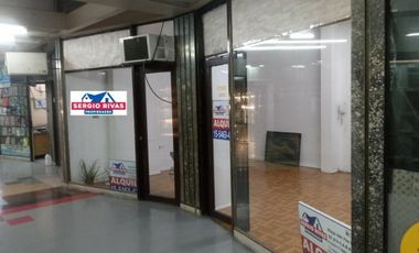 Local comercial de 55M2 &ampquotDIVISIBLE" en excelente ubicación en galería a metros de la entrada, planta Baja y depósito.