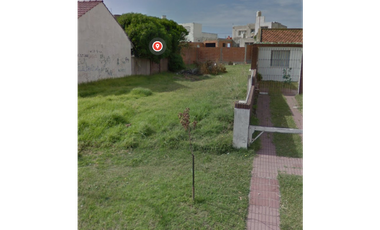Lote en primera manzana del barrio