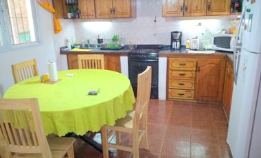 VENTA DE CASA SOBRE LOTE PROPIO DE DOS PLANTAS Y COCHERA