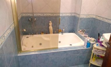 VENTA DE CASA SOBRE LOTE PROPIO DE DOS PLANTAS Y COCHERA