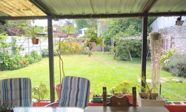 VENTA DE CASA SOBRE LOTE PROPIO DE DOS PLANTAS Y COCHERA