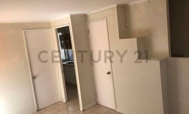 Linda y acogedora casa aislada de 2 pisos en Villa Solar , cercana a autopista