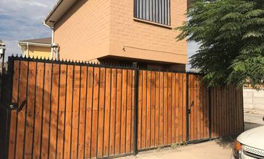 Linda y acogedora casa aislada de 2 pisos en Villa Solar , cercana a autopista