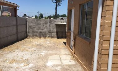 Linda y acogedora casa aislada de 2 pisos en Villa Solar , cercana a autopista