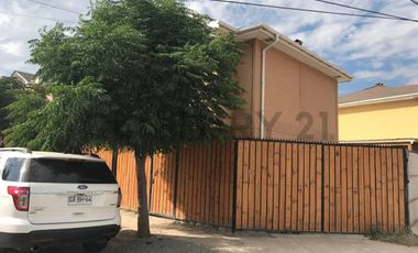 Linda y acogedora casa aislada de 2 pisos en Villa Solar , cercana a autopista