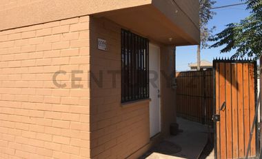 Linda y acogedora casa aislada de 2 pisos en Villa Solar , cercana a autopista