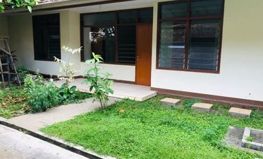 DISEWAKAN RUMAH BELANDA Cocok Untuk Usaha @ SAYAP RIAU Dekat Dago Bandung