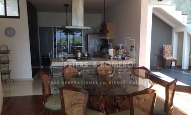 Casa con Vista al Lago en Venta en Valle de Bravo