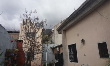 EXCELENTE PROPIEDAD POR PASILLO AL FONDO, 2 HABITACIONES ESPACIOSAS E ILUMINADAS, LIVING COMEDOR, COCINA Y BAÑO COMPLETO CON DUCHA. CUENTA CON PATIO Y