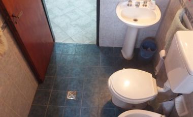 EXCELENTE PROPIEDAD POR PASILLO AL FONDO, 2 HABITACIONES ESPACIOSAS E ILUMINADAS, LIVING COMEDOR, COCINA Y BAÑO COMPLETO CON DUCHA. CUENTA CON PATIO Y