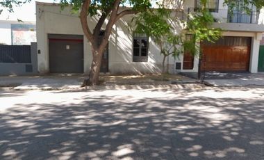 Lote con casa a reciclar en Ciudad de Mendoza  RETASADA !!!!