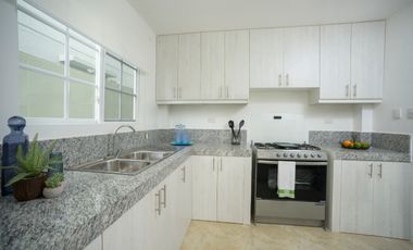Venta de Casa en Urb. Casa Laguna, cerca del C.C Plaza Batan, Via a Samborondon