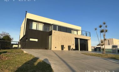 Venta casa de 4 ambientes con piscina en Greenville (32112)