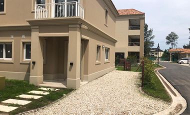 Duplex en Liquidambar, Pilar