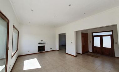 Casa de 4 ambientes en Campos de Roca II en lote de 2.634 m2