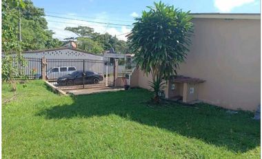 Se Vende Casa con terreno amplio de esquina en Las Mañanitas