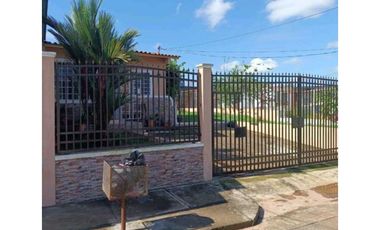 Se Vende Casa con terreno amplio de esquina en Las Mañanitas