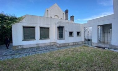 Chalet 5 amb. San Carlos sobre lote 17 x43m.