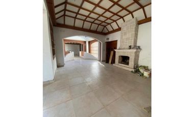 Chalet 5 amb. San Carlos sobre lote 17 x43m.