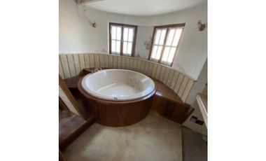 Chalet 5 amb. San Carlos sobre lote 17 x43m.