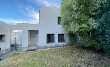 Chalet 5 amb. San Carlos sobre lote 17 x43m.
