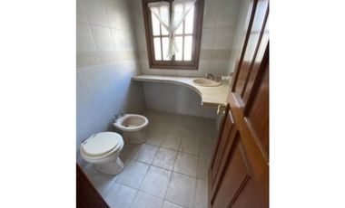 Chalet 5 amb. San Carlos sobre lote 17 x43m.