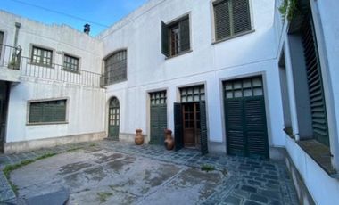 Chalet 5 amb. San Carlos sobre lote 17 x43m.