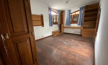 Chalet 5 amb. San Carlos sobre lote 17 x43m.