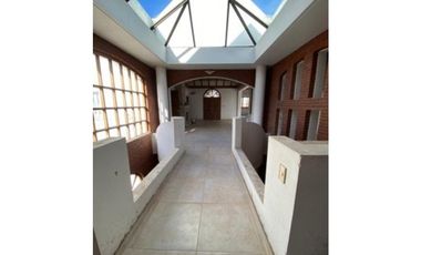 Chalet 5 amb. San Carlos sobre lote 17 x43m.