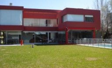 Casa estilo minimalista en Barrio Cerrado Venado I