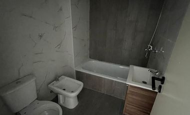 VENTA DE EXCELENTE DEPARTAMENTO MONOAMBIENTE EN PLENO CENTRO DE MONTE GRANDE