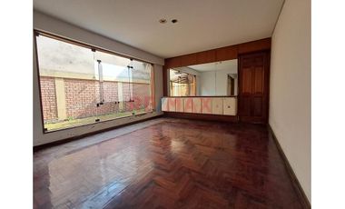 Se Alquila! Casa De 3 Pisos + Azotea - Frente Al Jockey Plaza - Surco