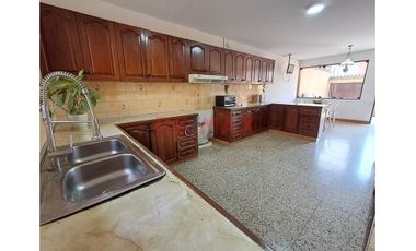 Se Alquila! Casa De 3 Pisos + Azotea - Frente Al Jockey Plaza - Surco