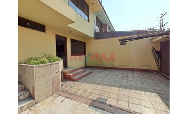 Se Alquila! Casa De 3 Pisos + Azotea - Frente Al Jockey Plaza - Surco