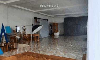 Hunian Dan Ruang Usaha Pinggir Jalan Raya Di Maguwoharjo