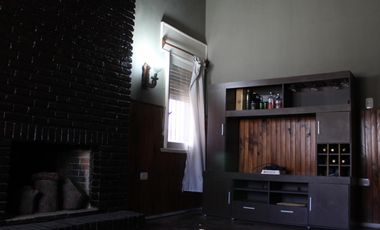 Chalet de 3 AMBIENTES con departamento lindero , ubicadoo a 600 metros de la estación.