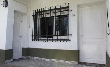 Chalet de 3 AMBIENTES con departamento lindero , ubicadoo a 600 metros de la estación.