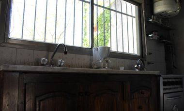 Chalet de 3 AMBIENTES con departamento lindero , ubicadoo a 600 metros de la estación.