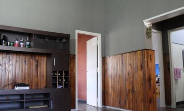 Chalet de 3 AMBIENTES con departamento lindero , ubicadoo a 600 metros de la estación.