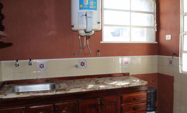 Chalet de 3 AMBIENTES con departamento lindero , ubicadoo a 600 metros de la estación.