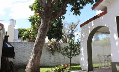 Chalet de 3 AMBIENTES con departamento lindero , ubicadoo a 600 metros de la estación.