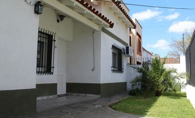 Chalet de 3 AMBIENTES con departamento lindero , ubicadoo a 600 metros de la estación.