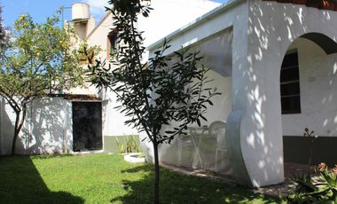 Chalet de 3 AMBIENTES con departamento lindero , ubicadoo a 600 metros de la estación.