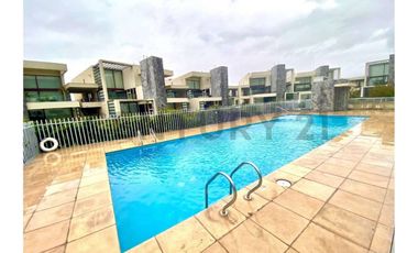 SE VENDE ESPACIOSO Y MODERNO TOWNHOUSE CHICUREO